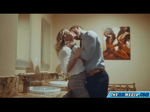 ❤️ Ko'krakli sarg'ish sizni jamoat hojatxonasida yo'ldan ozdirganda ❤ Super pornoda bizda ❌️❤
